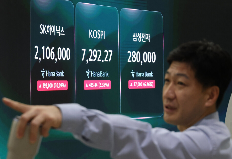 15일 서울 중구 하나은행 딜링룸 현황판. 연합뉴스