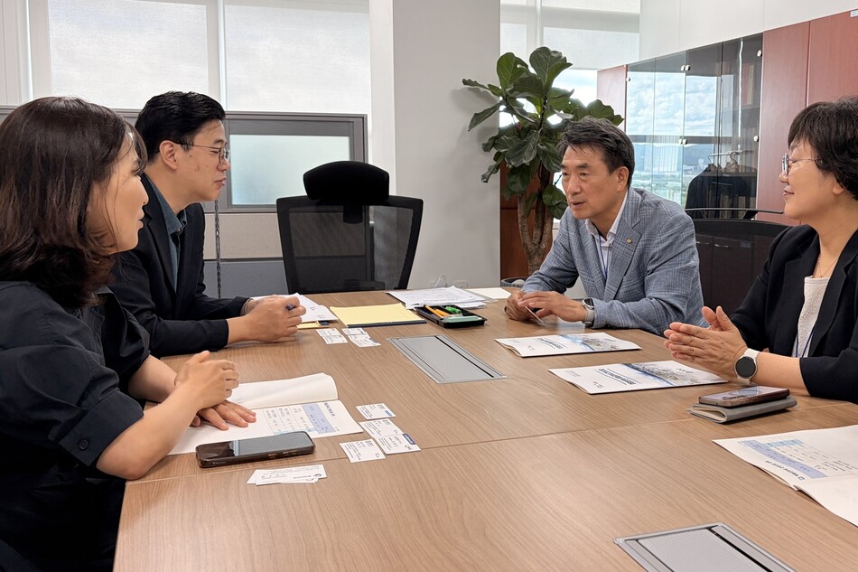 안병윤 예천군수가 14일 정종훈 행정안전부 지방재정국장을 만나 현안 사업을 설명하며 지원을 요청하고 있다. 예천군 제공