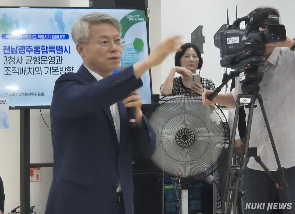 전남광주통합특별시 청사 운영 방향을 놓고 지역별 이해관계가 엇갈리는 가운데 지난 9일 무안청사 소공연장에서 ‘특별시민과 함께 설계하는 통합특별시 청사’를 주제로 열린 시민 토론회에서 민형배 특별시장이 “주청사라는 개념은 없다”며 3개 청사의 균형 운영 원칙을 재차 강조했다. /신영삼 기자