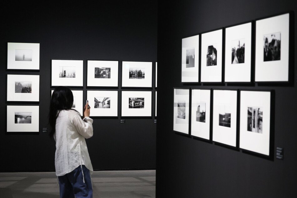 15일 서울 도봉구 서울시립 사진미술관에서 열린 현대 다큐멘터리 사진 거장 마틴 파 아시아 최초 대규모 회고전 ‘마틴 파: We Are Martin Parr‘에서 관람객이 전시를 둘러보고 있다.