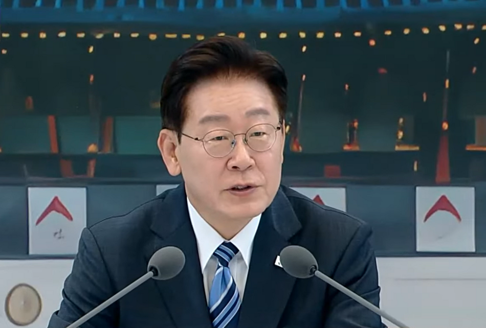 이재명 대통령이 15일 열린 2026년 하반기 경제·산업 분야 부처 업무보고에서 모두발언을 하고 있다. KTV 국민방송 영상 갈무리