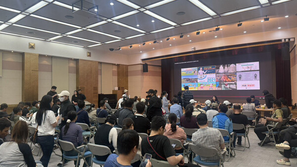해남군은 15일 문화예술회관에서 법무부 광주출입국·외국인사무소와 함께 외국인 계절근로자를 대상으로 현장 등록 서비스를 실시했다고 밝혔다. /해남군