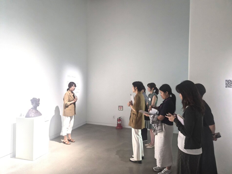 김해시립김영원미술관 도슨트가 관람객들에게 작품 해설을 제공하고 있다. 김해시 제공