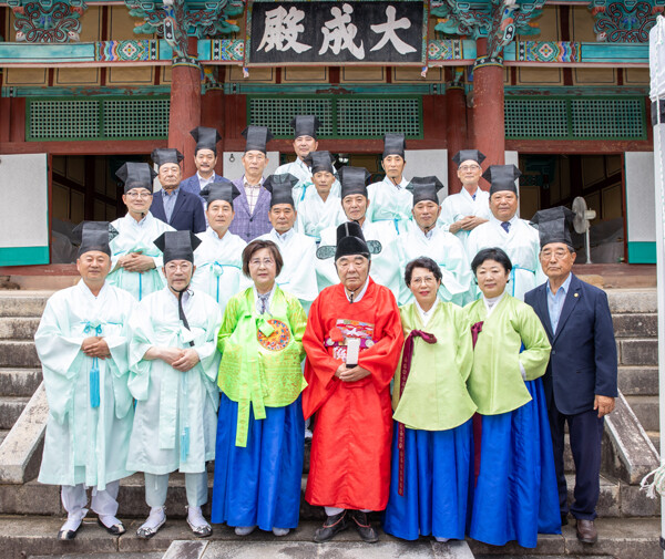 해남군의회는 지난 14일 민경매 의장을 비롯한 의원들이 참석한 가운데 해남향교에서 고유례를 봉행했다. /해남군의회