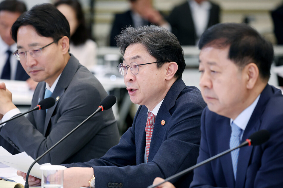 이억원 금융위원장이 15일 청와대에서 열린 이재명 대통령 주재 부처 업무보고에서 보고하고 있다. 연합뉴스