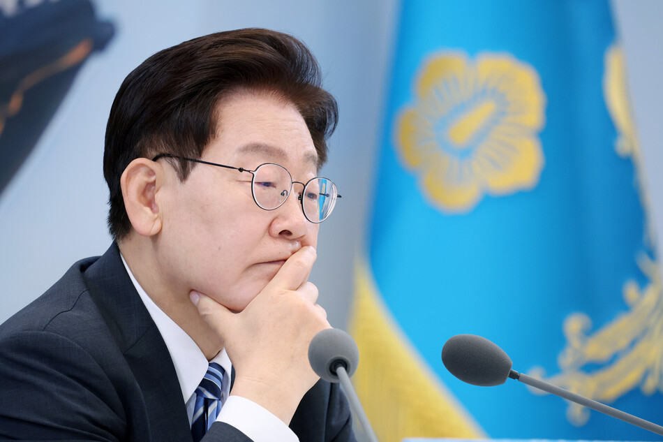 이재명 대통령이 15일 청와대 영빈관에서 열린 부처 업무보고에서 보고 내용을 경청하고 있다. 연합뉴스