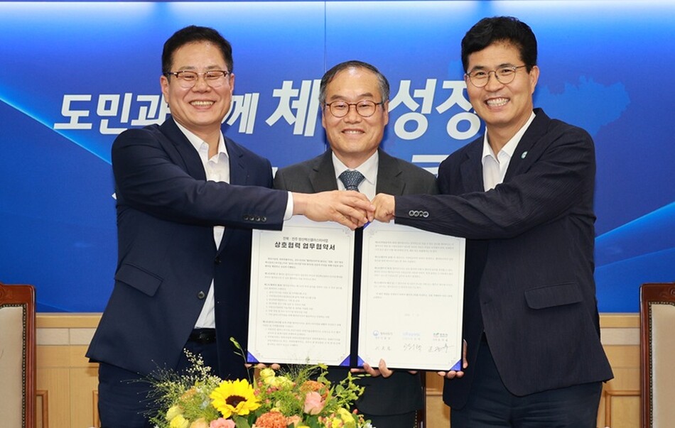 이원택 전북특별자치도지사와 이용철 방위사업청장, 조지훈 전주시장이 15일 ‘전북 방산혁신클러스터 구축 업무협약’을 체결하고 기념촬영을 하고 있다.