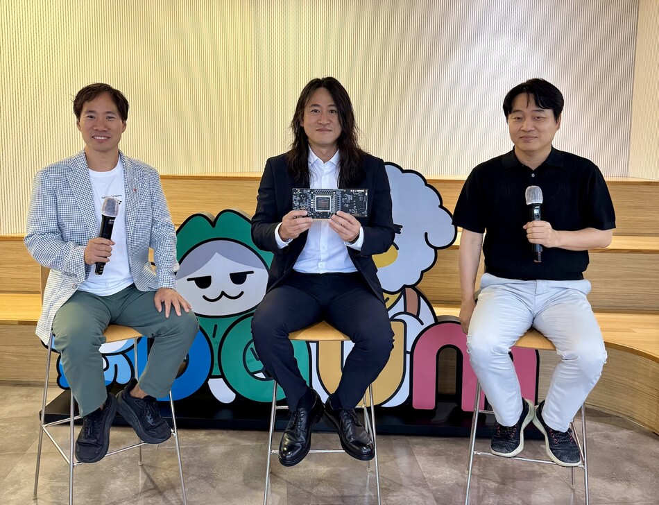 김성훈 업스테이지 대표(맨 왼쪽)와 백준호 퓨리오사AI 대표, 이건수 AXZ 대표가 15일 경기 판교 AXZ 사옥에서 3사 대표 온라인 대담을 연 후 기념 사진촬영을 하고 있다. 업스테이지 제공