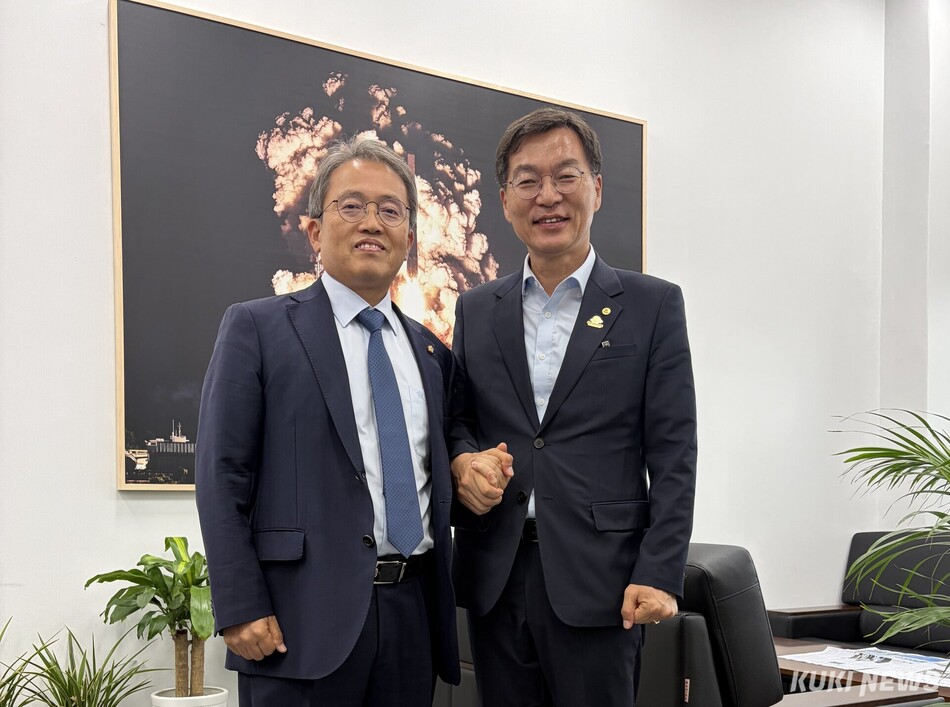 김중남 강릉시장이 15일 국회를 방문, 송기헌 국회의원을 만나 강릉시 핵심 현안사업의 원활한 추진을 위한 정책적 지원과 국회·정부 차원의 협조를 요청한 후 기념촬영을 하고 있다. 강릉시 제공