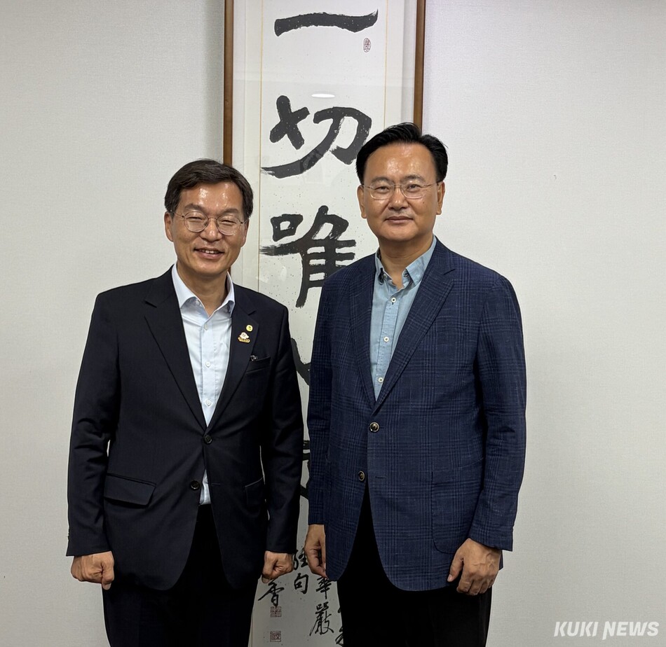김중남 강릉시장이 15일 국회를 방문, 유상범 국회의원을 만나 강릉시 핵심 현안사업의 원활한 추진을 위한 정책적 지원과 국회 차원의 협조를 요청한 후 기념촬영을 하고 있다. 강릉시 제공