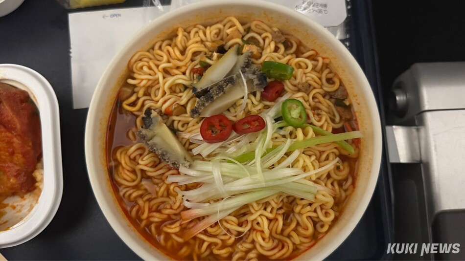 지난 15일 인천행 비행기에서 맛본 파라타항공의 ‘시그니처 라면‘에는 전복이 들어가 있었다. 김수지 기자
