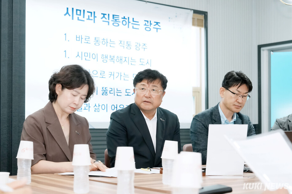 박관열(가운데) 광주시장이 15일 경안시장에서 ‘직통시장실’을 통해 시민과 소통하고 있다. 광주시 제공