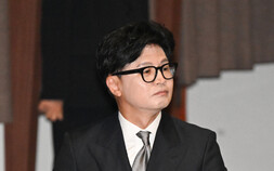 당도 직책도 없는 한동훈…정치 무대는 ‘페이스북’