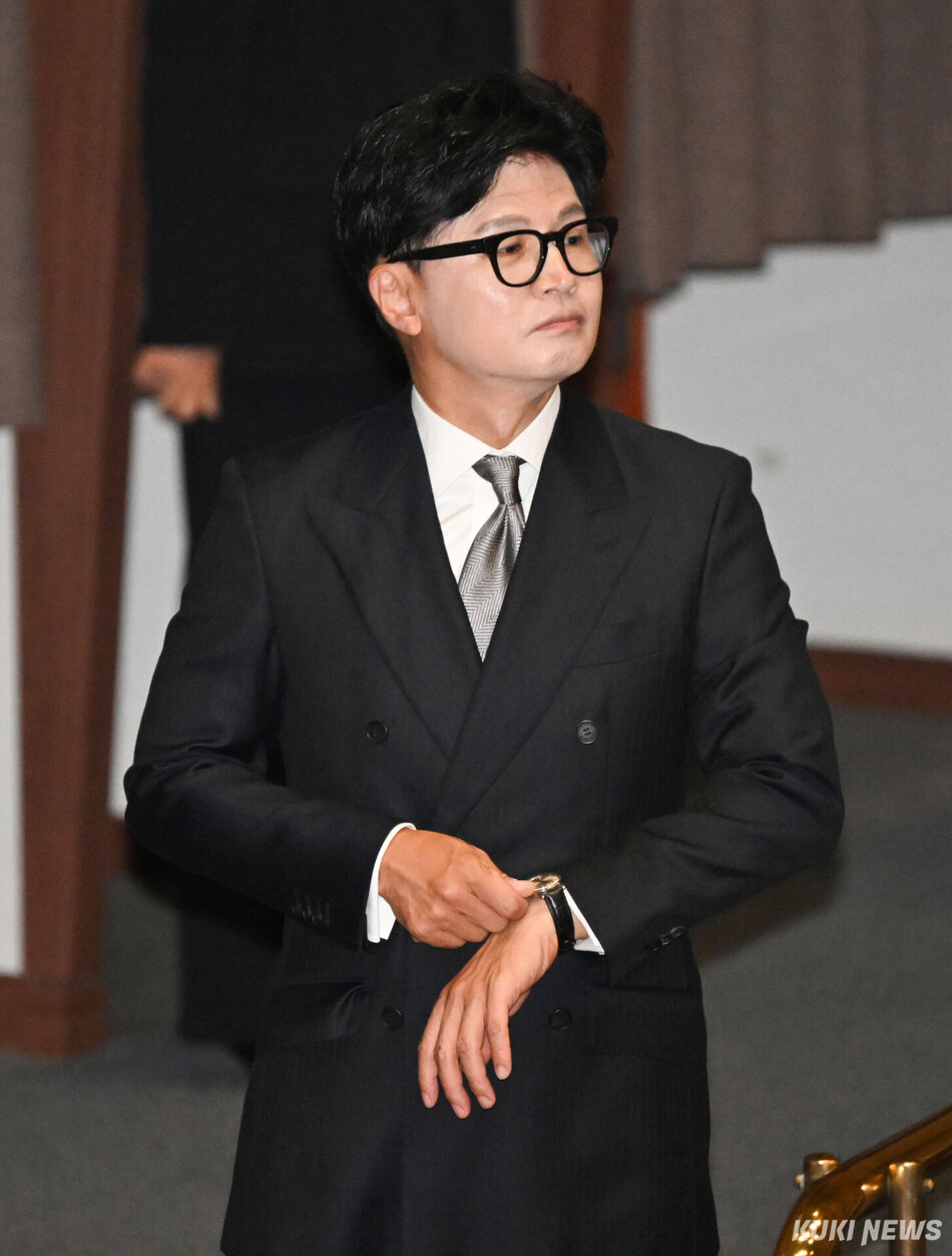 한동훈 무소속 의원이 지난 6월11일 서울 여의도 국회 본회의장에서 손목시계를 만지고 있다. 임은재 기자