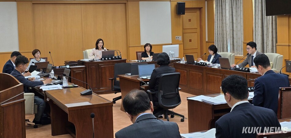 대전시의회 행정자치위원회가 15일 대전시 기획조정실 업무보고를 받고 있는 모습. 사진=명정삼 기자
