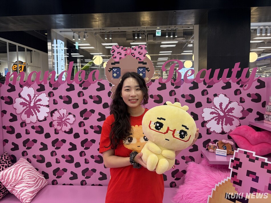 서소영 콘콘 대표(28·여)가 15일 더현대서울 안경만두 팝업스토어에서 굿즈를 들고 있다. 심하연 기자