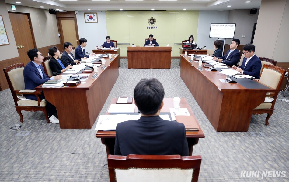 충남도의회 기획경제위원회는 15일 제370회 임시회 제1차 회의에서 AI데이터정책관, 투자통상정책관, 대전충남행정통합준비단의 주요업무 추진상황을 보고 받았다. 충남도의회