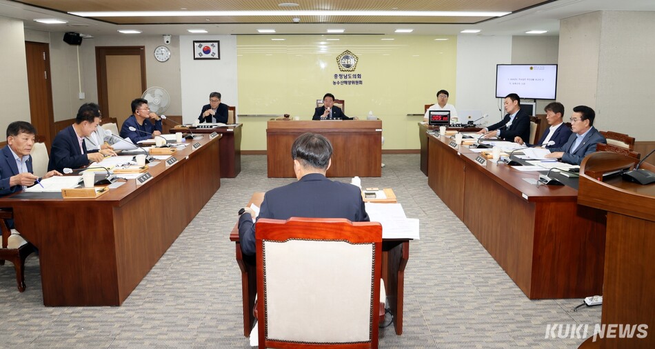 충남도의회 농수산해양위원회는 15일 제370회 임시회 제1차 회의를 열고, 충남도 농축산국 소관 2026회계연도 주요 업무 추진 상황을 보고 받았다.