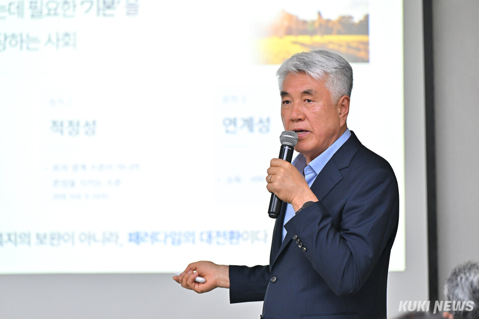 최승준 강원 정선군수는 15일 오후 정선 사북읍 지역살리기공추위교육실에서 ‘기본사회로 가는 길, 군민이 더 행복한 정선’ 특강에 나섰다. 정선군