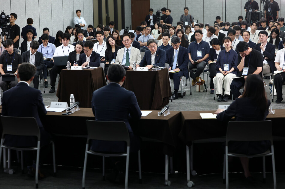 이억원 금융위원장이 15일 서울 은행회관에서 열린 부동산 금융정책 국민의견 경청 토론회에서 패널의 발언을 듣고 있다. 연합뉴스