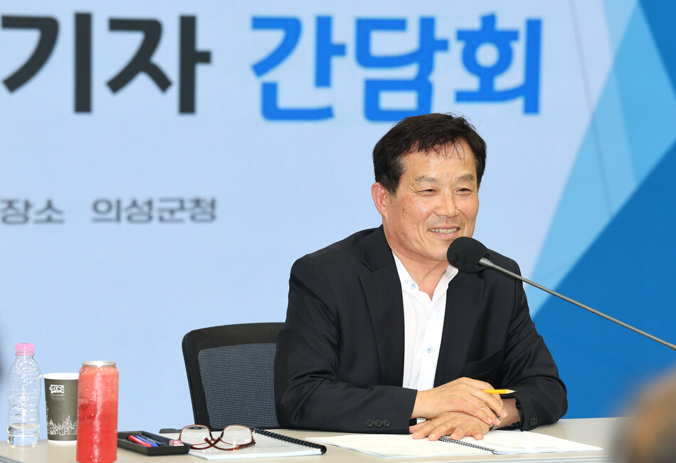 최유철 의성군수가 15일 취임 기자 간담회에서 민선 9기 주요사업 추진방향에 대해 설명하고 있다. 최재용 기자