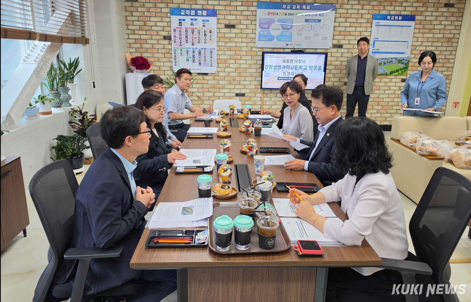 육동한 춘천시장과 관계자들이 강원생명과학고 학생들의 연수 일정 등을 확인하고 있다.(사진=춘천시)