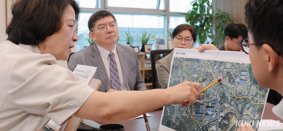 추미애 경기도지사(왼쪽)가 15일 ‘제2차 반도체 초격차 전략회의‘에서 관계자들과 지도를 보며 기업 지원 대책을 논의하고 있다. 경기도 제공