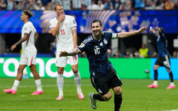 ‘메시 2도움 맹활약’ 아르헨티나, 잉글랜드에 2-1 역전극…월드컵 2연패 도전 [북중미 월드컵]