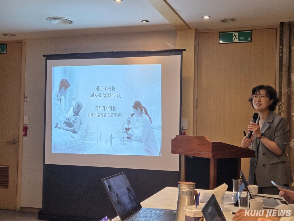 박현영 대한민국의학한림원 의학연구기반강화특별위원장이 16일 서울 종로구 모처에서 열린 ‘의사과학자 100인 선정 사업’ 기자간담회에서 발표하고 있다. 신대현 기자