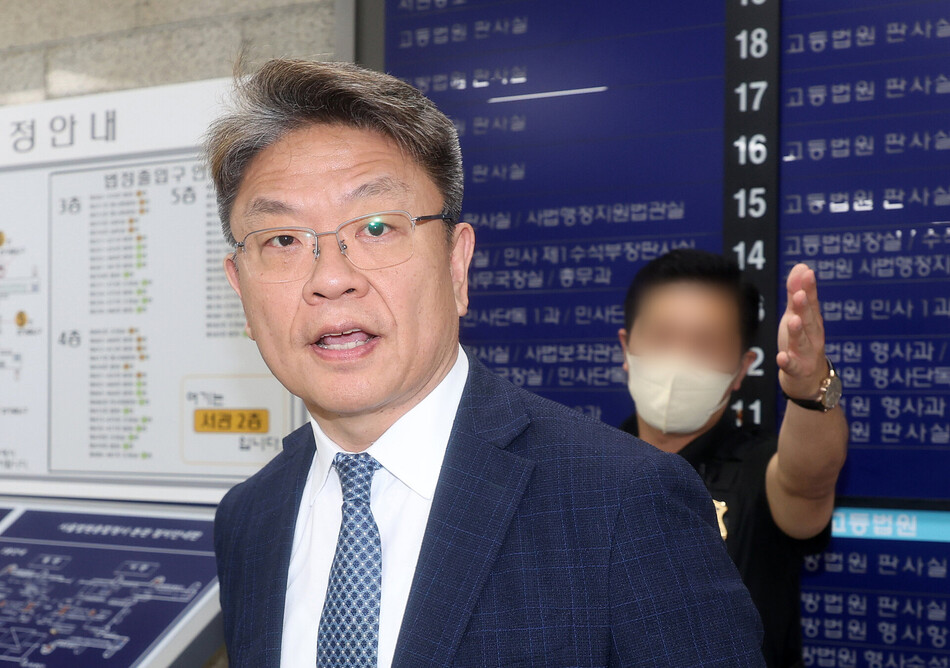 고(故) 채수근 상병(당시 일병) 순직 사건 기밀 누출 의혹과 관련해 이시원 전 대통령실 공직기강비서관이 15일 서울 서초구 서울중앙지방법원에서 열린 구속 전 피의자 심문(영장실질심사)에 출석하고 있다. 연합뉴스