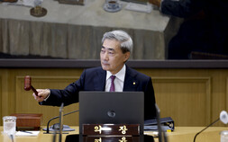 기준금리 동결 끝…3년6개월 만에 ‘긴축’ 유턴