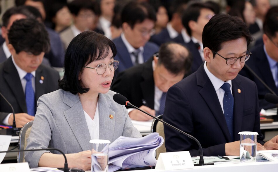 송경희 개인정보보호위원장이 16일 청와대 영빈관에서 부처 업무보고를 하고 있다. 청와대통신사진기자단