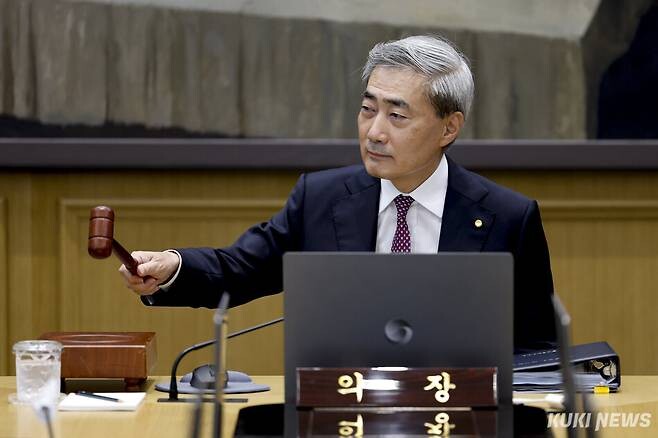 신현송 한국은행 총재가 16일 오전 서울 중구 한국은행에서 열린 금융통화위원회 본회의에 참석해 의사봉을 두드리고 있다. 사진공동취재단