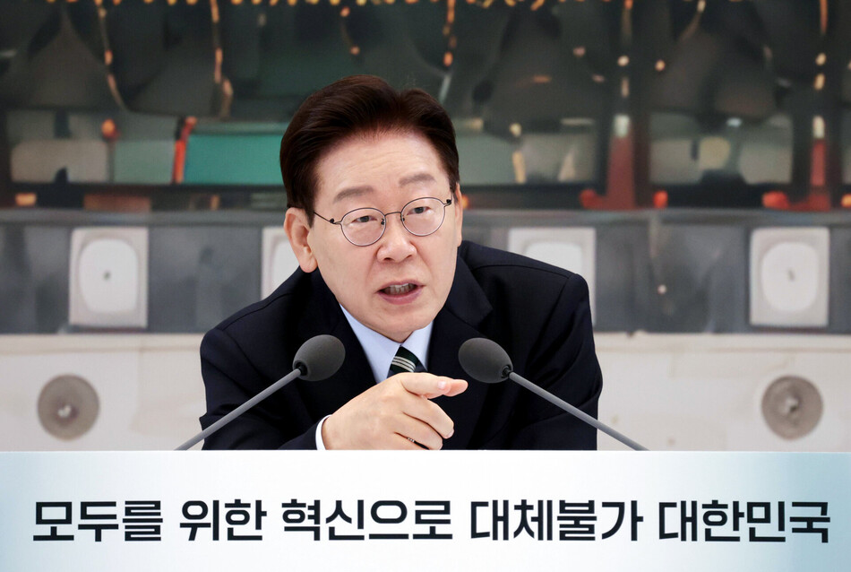 이재명 대통령이 16일 청와대 영빈관에서 열린 부처 업무보고에서 참석 기관장에게 질문하고 있다. 연합뉴스