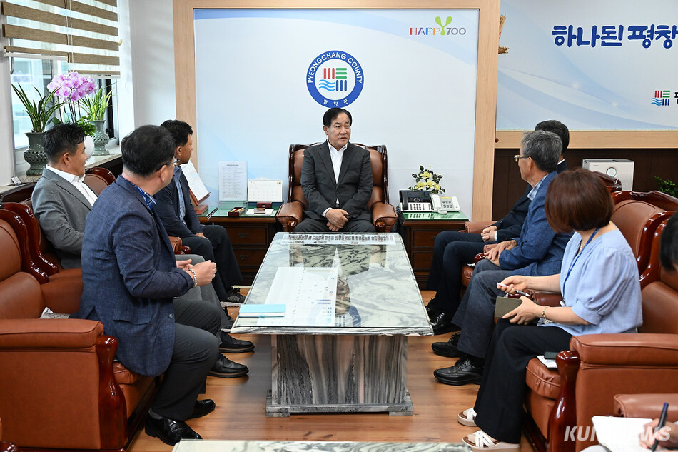 평창영월정선축산농협 임직원들이 지난 15일 평창군청에서 고향사랑기부금 320만원을 전달한 뒤 심재국 평창군수와 환담을 나누고 있다. 평창군 제공