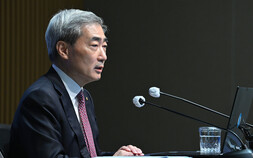 한은 총재 “금리로 집값 못 잡아”…통화·재정 엇박자론엔 ‘거리두기’
