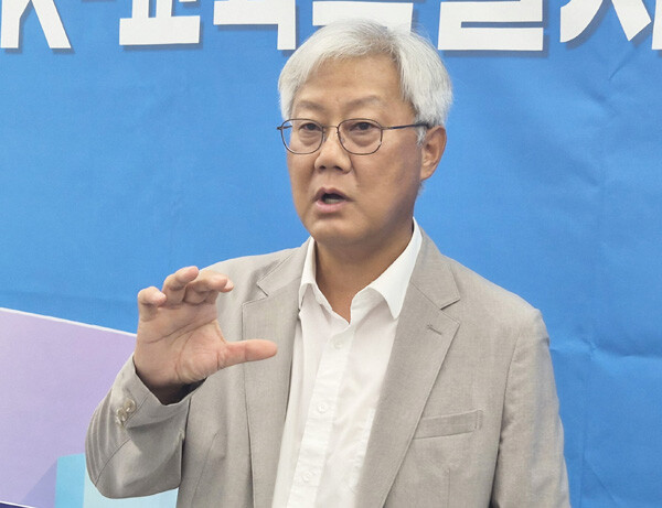 김경범 K-교육특별시 준비위원장은 16일 광주청사 기자실에서 기자회견을 열고 “서·논술형 100%는 모든 시험을 논술형으로 바꾸자는 의미가 아니라 정답을 고르는 선다형 중심 평가에서 벗어나 학생 스스로 사고하고 표현하는 평가체계로 전환하자는 취지”라며 공교육만으로 새로운 평가에 충분히 대비할 수 있도록 지원체계를 마련해야 한다고 밝혔다. /전남광주통합특별시교육청