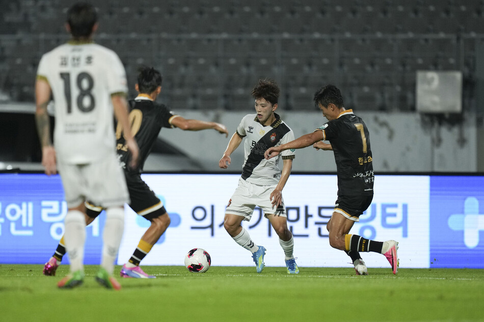 경남FC 배현서 선수가 상대팀 수비수들을 피해 드리블을 하고 있다. 경남FC 제공