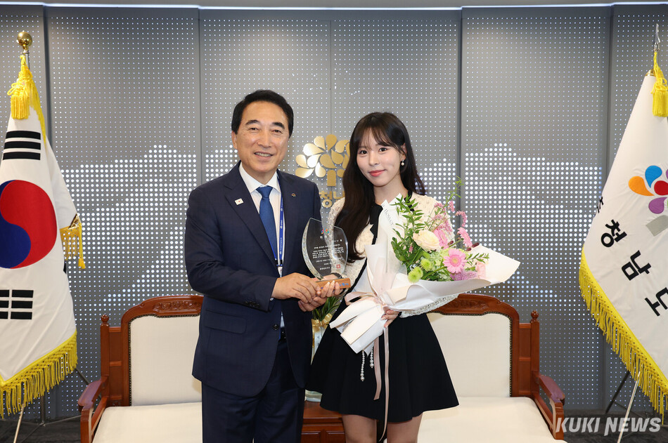 박수현 충남지사는 16일 도청 외부접견실에서 트롯 가수 나율 등이 참석한 가운데 ‘신규 홍보대사 위촉식’을 개최했다.