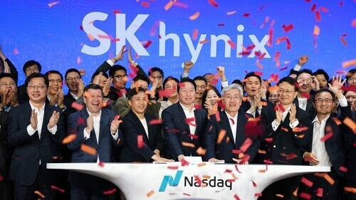 최태원 SK그룹 회장, 곽노정 SK하이닉스 CEO 등이 10일 오전(현지 시간) 미국 뉴욕 나스닥 마켓사이트에서 열린 ‘오프닝 벨’ 행사에서 타종하며 나스닥 ADR 거래 개시를 알리고 있다. SK하이닉스 제공