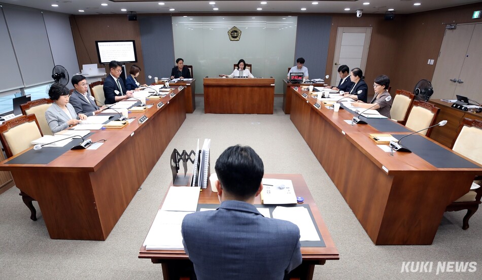 충남도의회 보건복지환경위원회는 지난 15일 열린 제370회 임시회 제1차 회의에서 상임위 소관 조례안을 심사하고, 보건복지국의 주요업무 추진 상황을 보고 받았다.