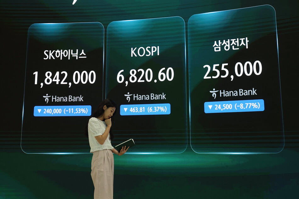 16일 서울 중구 하나은행 딜링룸 현황판. 연합뉴스