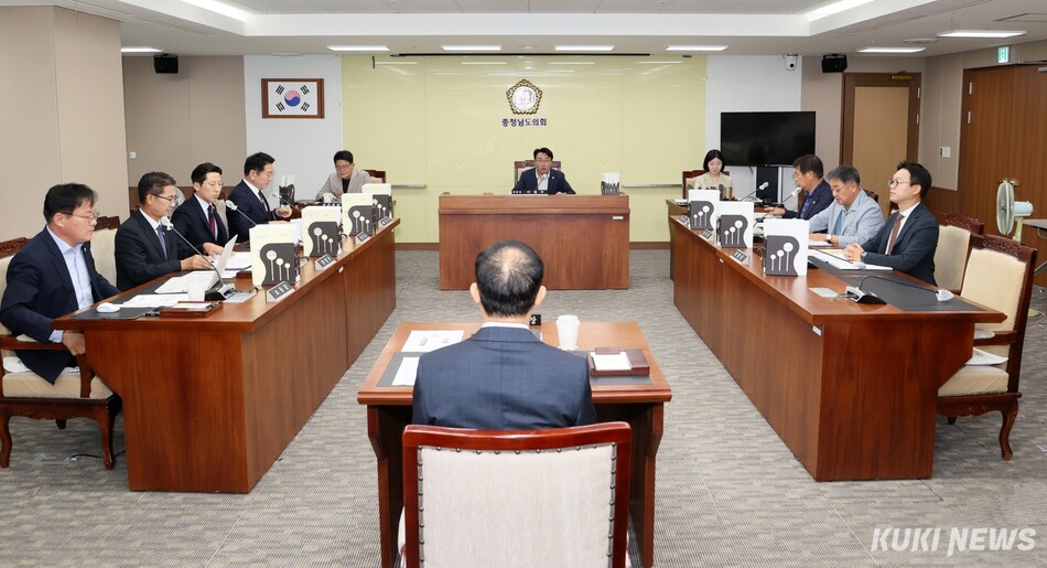 충남도의회 건설소방위원회는 16일 제370회 임시회 제2차 회의를 열고, 충남도 교통연수원과 소방본부의 2026년도 주요 업무 추진 상황을 보고받았다.