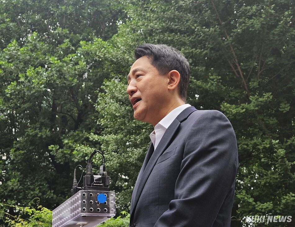 오세훈 서울시장이 16일 오전 서울 영등포구 양평신동아아파트 재건축 현장에서 기자들 질문에 답하고 있다. 서지영 기자