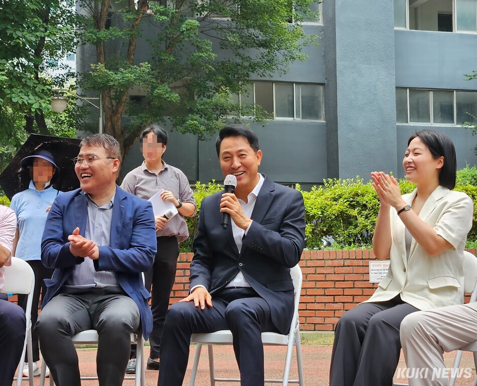 오세훈 서울시장이 16일 오전 서울 영등포구 양평신동아아파트 재건축 현장에서 주민들과 간담회를 하고 있다. 서지영 기자
