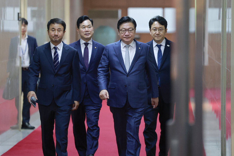 한병도 더불어민주당 대표 직무대행 겸 원내대표와 정점식 국민의힘 원내대표가 지난 9일 국회에서 조정식 국회의장 주재 여야 원내대표 회동을 마치고 의장실에서 나오고 있다. 왼쪽부터 한 원내대표, 국민의힘 김승수 원내운영수석부대표, 정 원내대표, 민주당 천준호 원내운영수석부대표. 연합뉴스