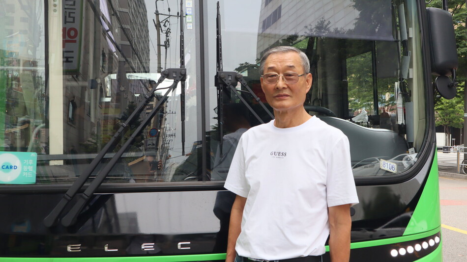 지난 16일 정수희(70) 버스 기사가 서울 강서구 일대에서 마을버스 05번을 운행하고 있다. 유정민 기자