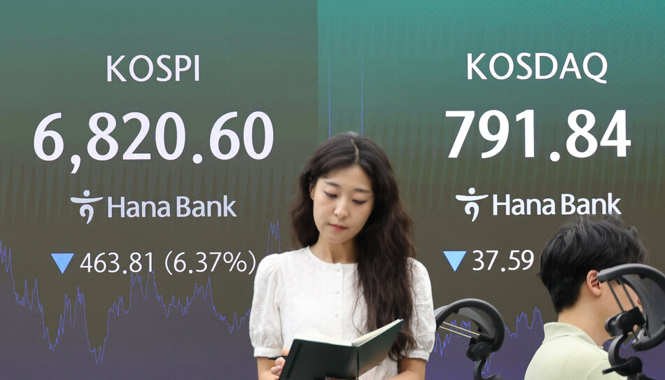 16일 서울 중구 하나은행 딜링룸 현황판. 연합뉴스