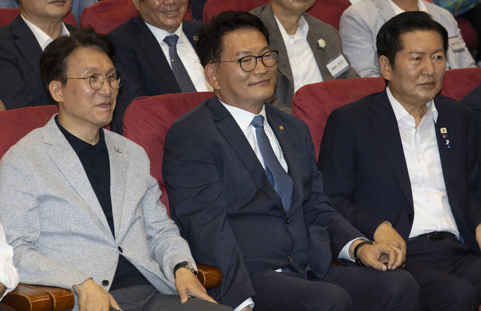 지난 12일 국회 의원회관에서 열린 전국자치분권민주지도자회의(KLDC)에 더불어민주당 당대표 후보 주자들이 나란히 앉아 있다. (왼쪽 부터) 김민석 전 국무총리, 송영길 민주당 의원, 정청래 전 민주당 대표. 연합뉴스