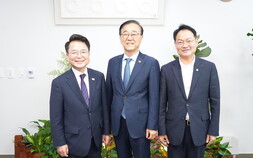 육동한 춘천시장, 김윤덕 국토부 장관 만나 역세권 개발 등 현안 논의